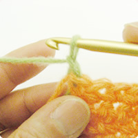 立ち上がり1目を新しい糸で編みます。