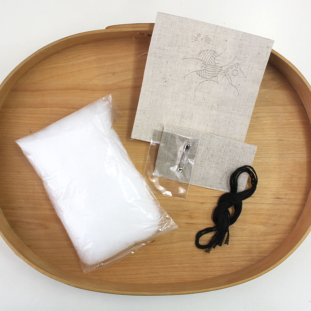 刺しゅうブローチ［へそ天］ キナリ