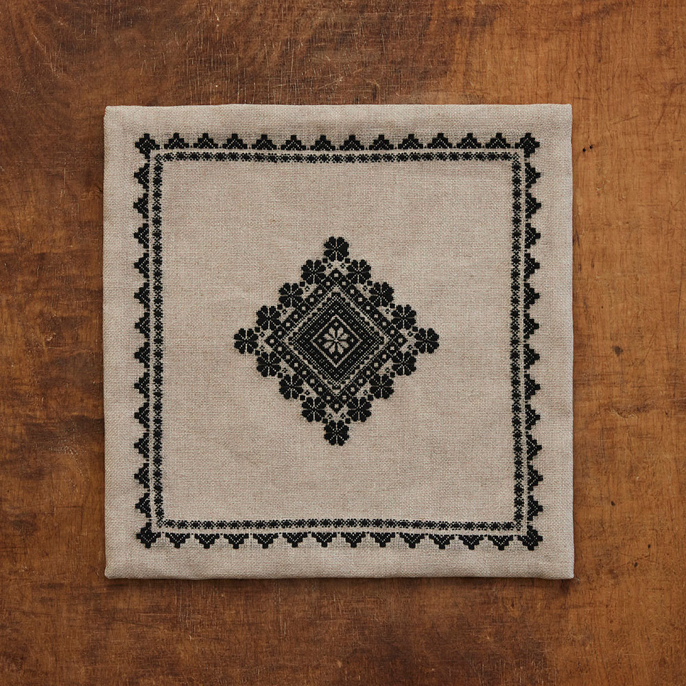 モノトーンのこぎん刺し 〈梅の花つなぎのかごカバー〉