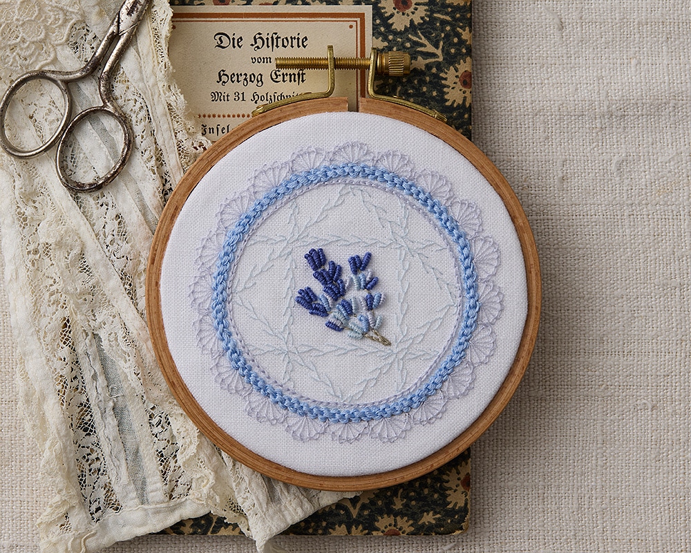 チベット製　ラサ　手縫い　ハンドメイド　刺繍入りダークブルー布地　アート ユニークなステッチが学べる レースみたいな刺繍で彩る布こもの お