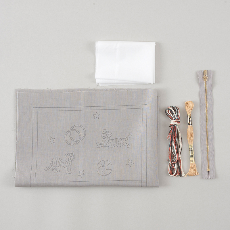 lapi lapi(ラピラピ)さんの大人がときめく動物刺繍 小虎のポーチ