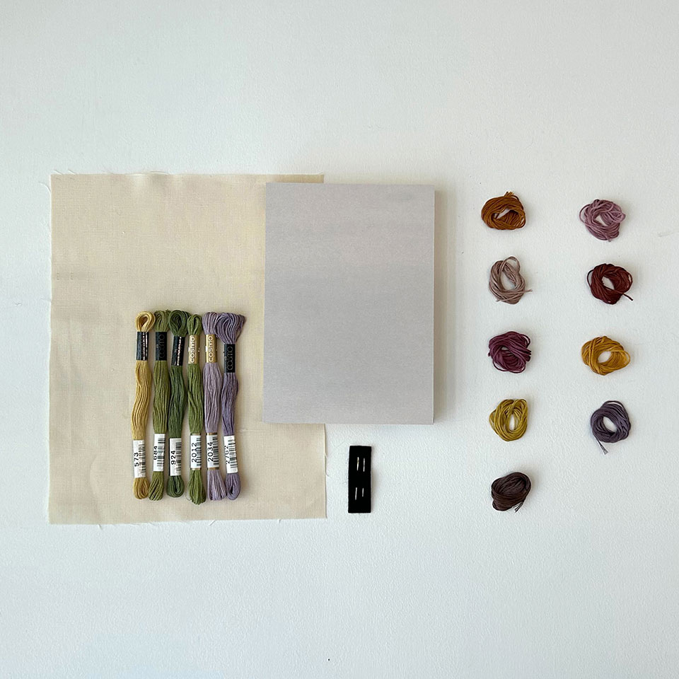 atelier de noraさんのボタニカル刺繍キット「秋の草花 パネル」