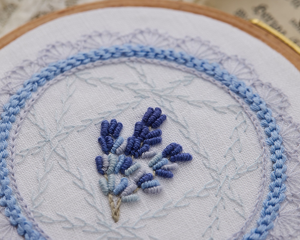 ユニークなステッチが学べる レースみたいな刺繍で彩る布こもの お