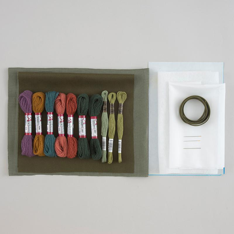 マカベアリスさんの草原に咲く花もようのクラッチバッグ