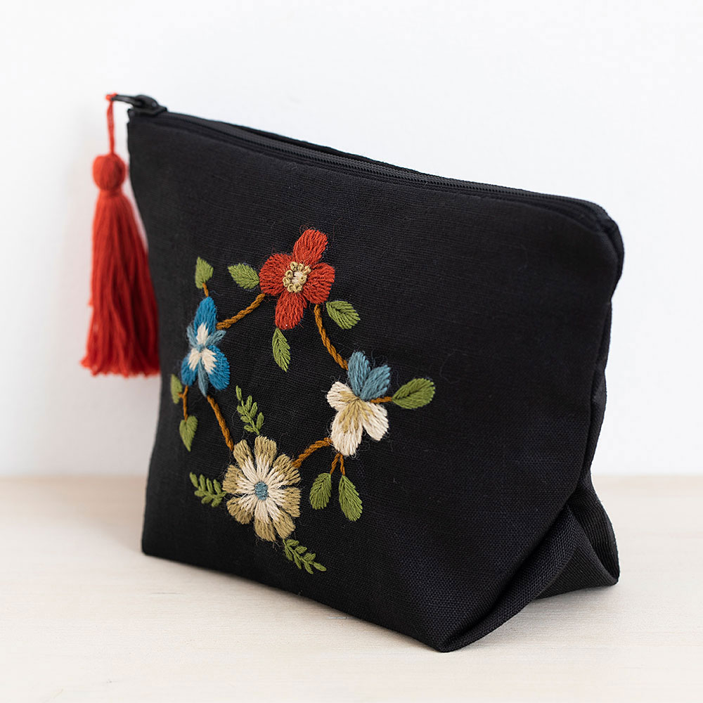 マカベアリスさんの摘んだ野の花のポーチ