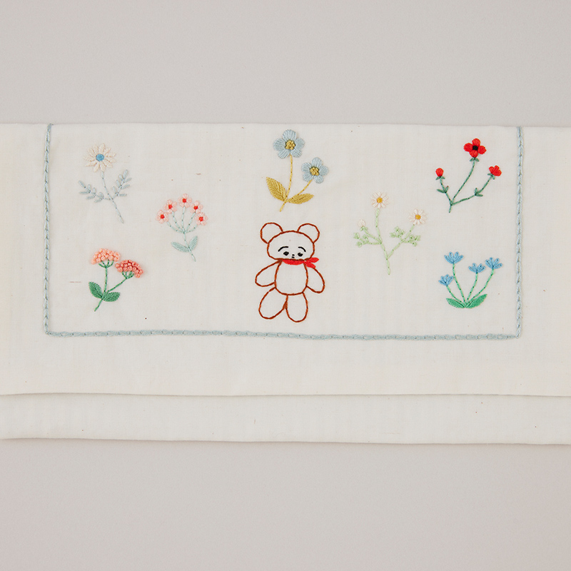 Kanae Entaniさんのやさしい刺繍 くまのフラップポーチ