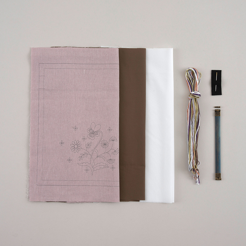 Rairaiさんの花咲く刺繍「ばね口ポーチ」