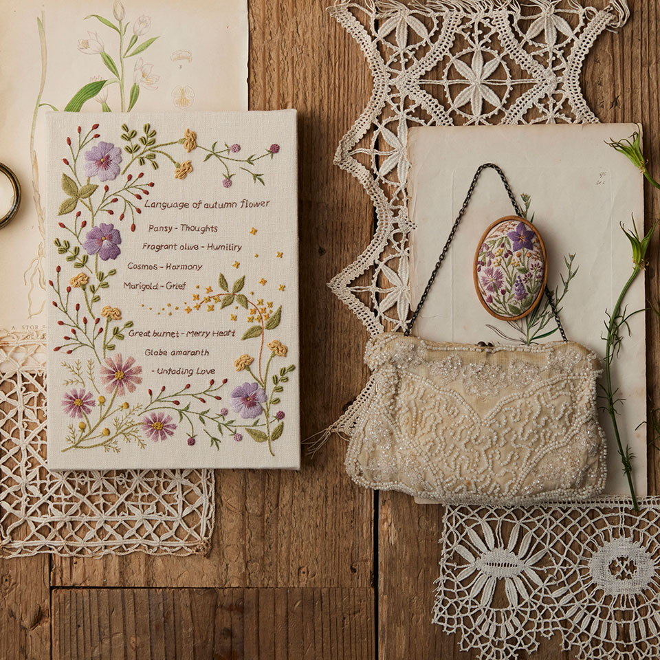 atelier de noraさんのボタニカル刺繍キット「秋の草花 パネル」