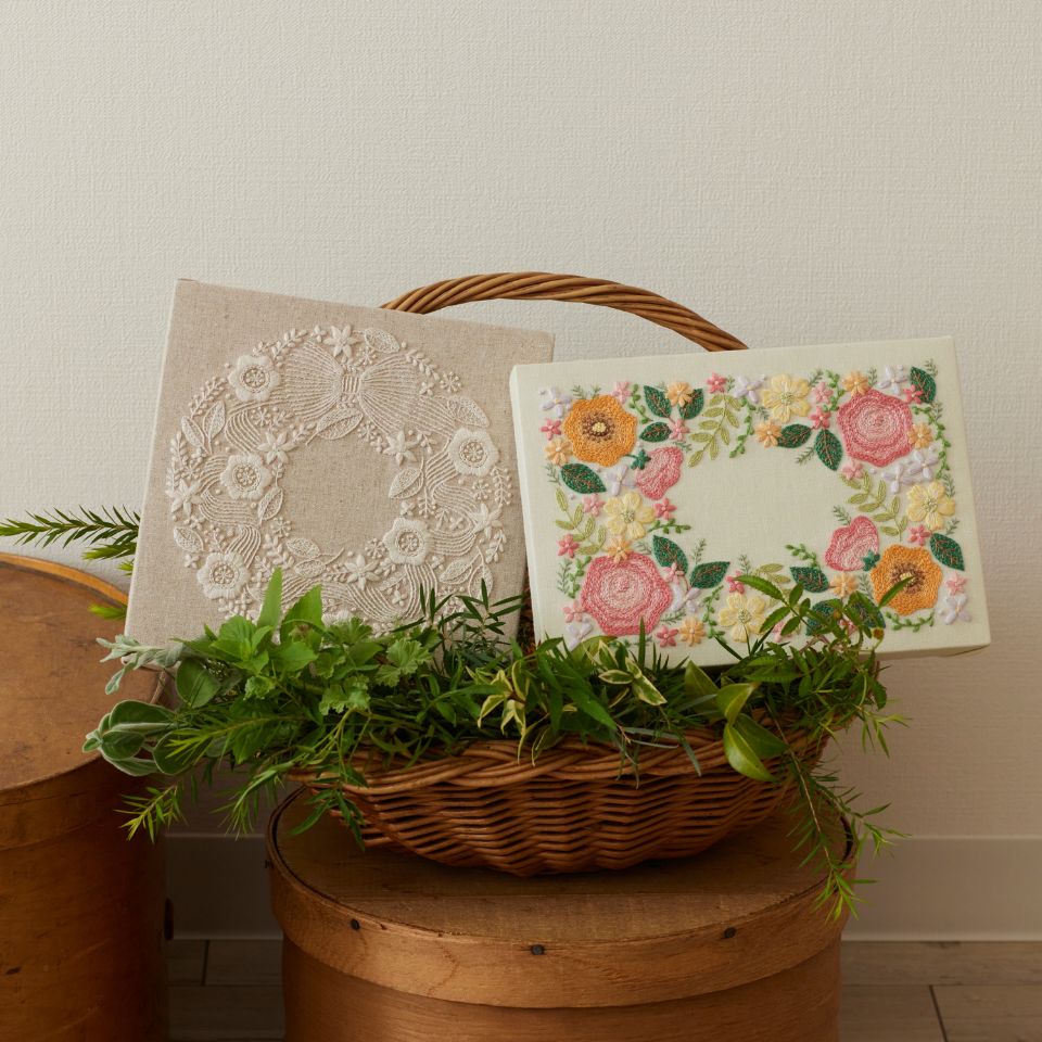 yulaさんの刺繍パネル〈ホワイトリース〉