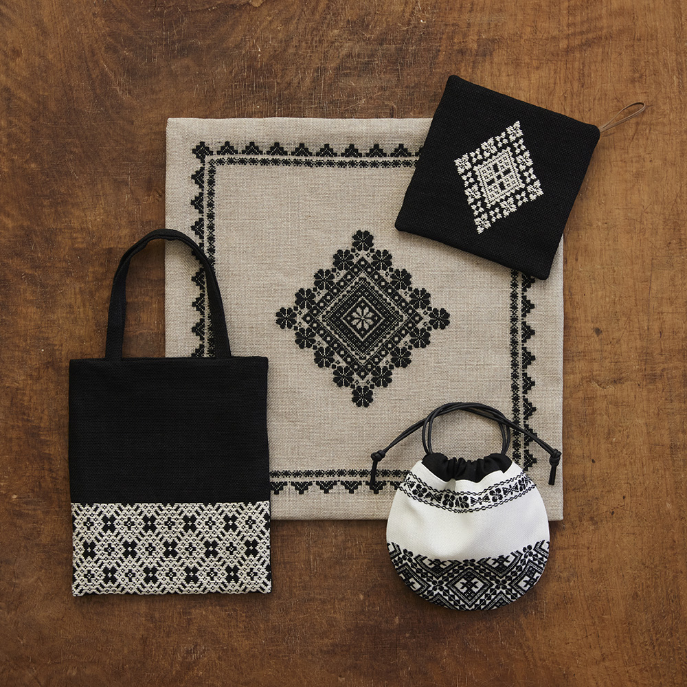 モノトーンのこぎん刺し 〈梅の花つなぎのかごカバー〉