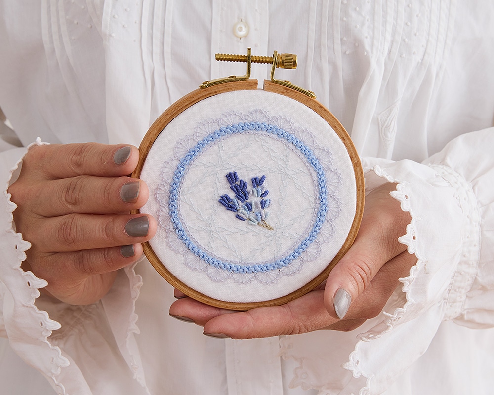 ユニークなステッチが学べる レースみたいな刺繍で彩る布こもの お