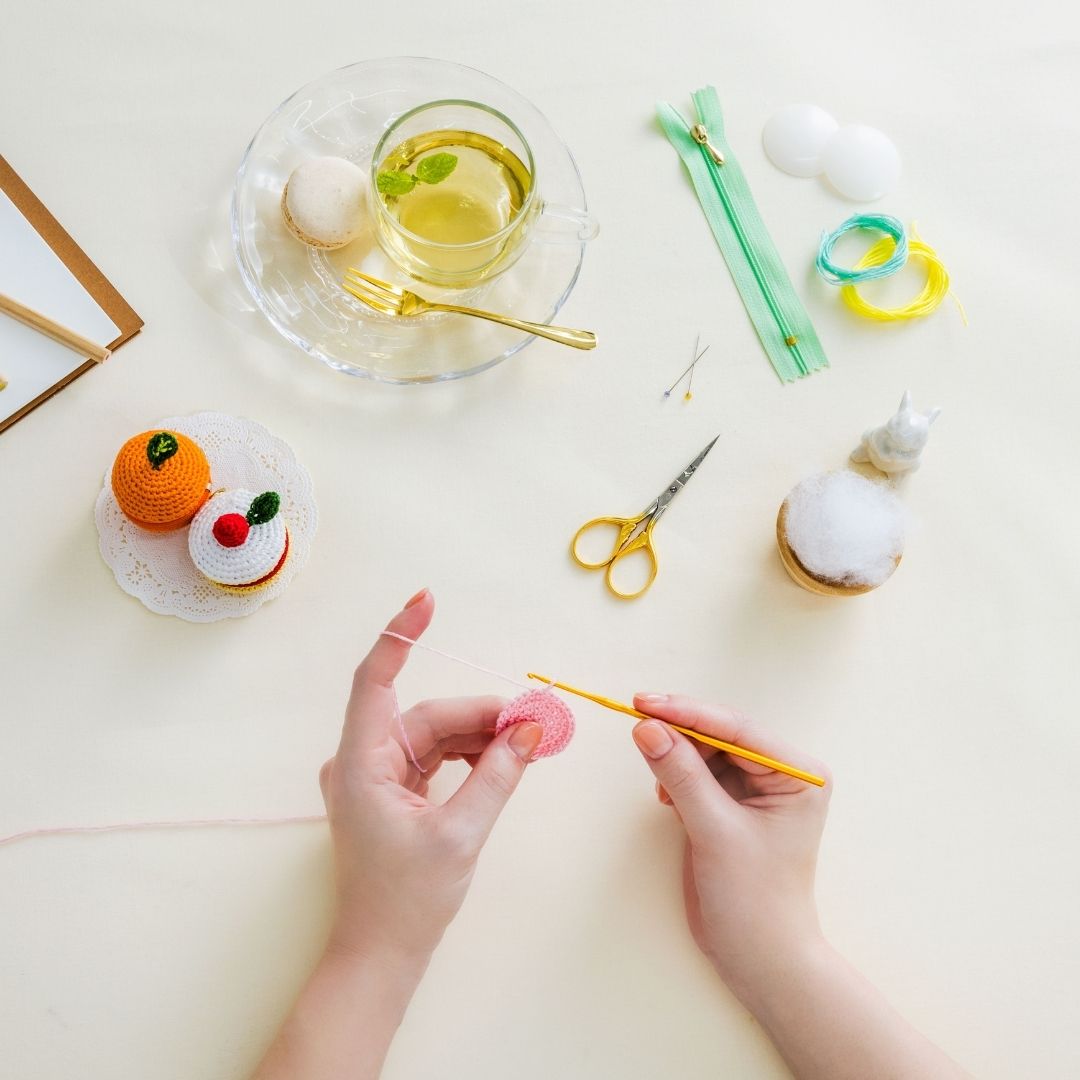 刺しゅう糸で編むちいさなポーチ カラフルマカロン