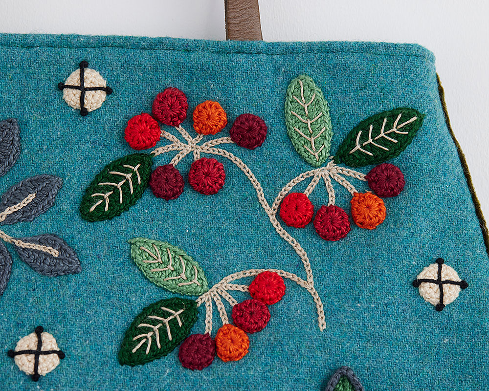 下田直子さんの クロッシェパッチのツイードバッグ