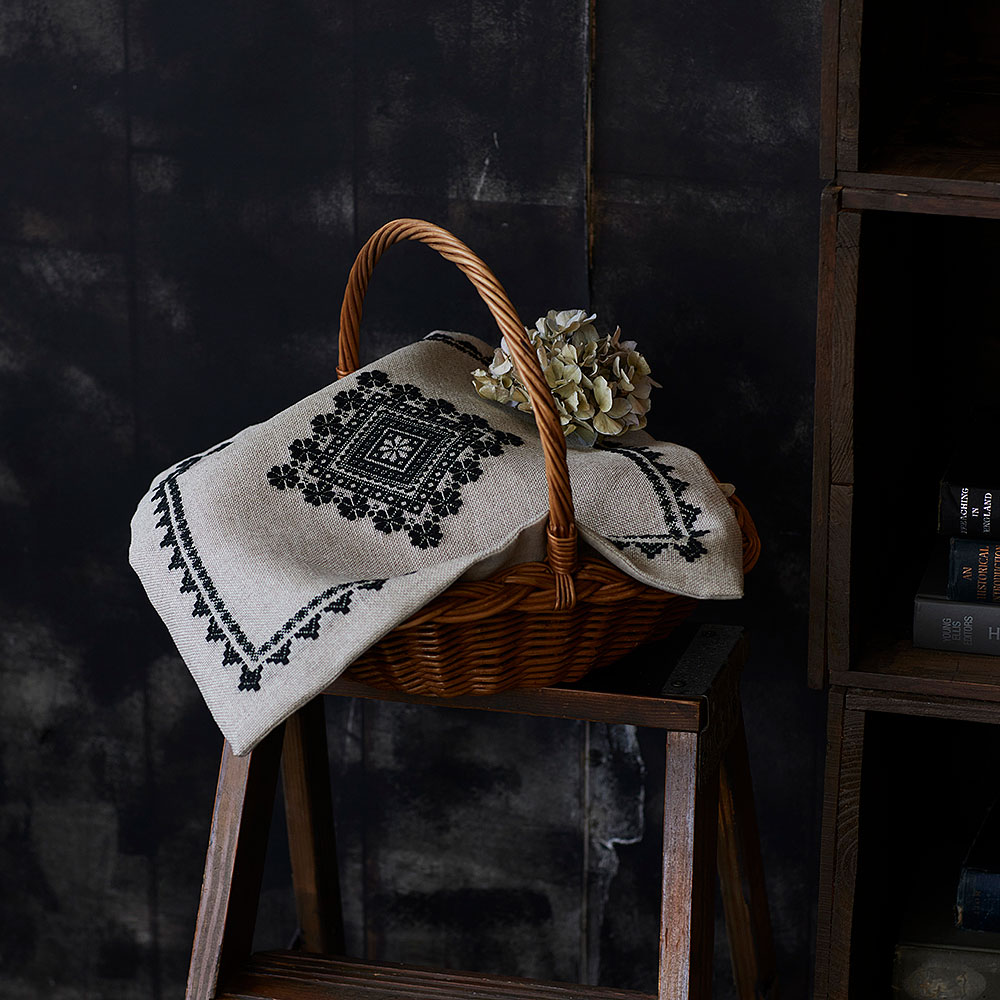 モノトーンのこぎん刺し 〈梅の花つなぎのかごカバー〉