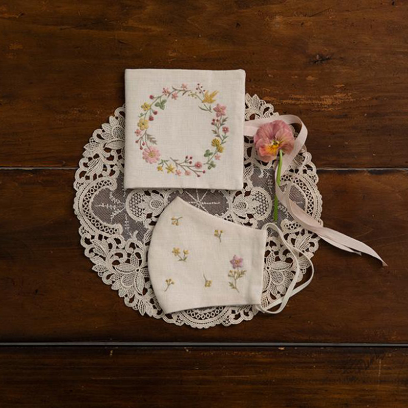 atelier de noraさんの植物をモチーフにしたボタニカル刺繍 〈マスクとマスクケース〉