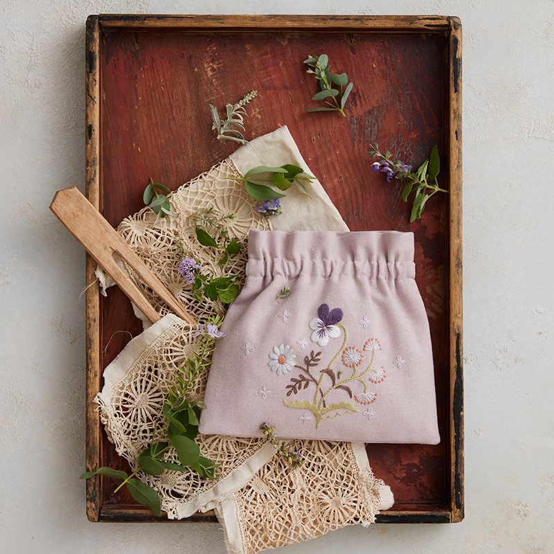 Rairaiさんの花咲く刺繍「ばね口ポーチ」