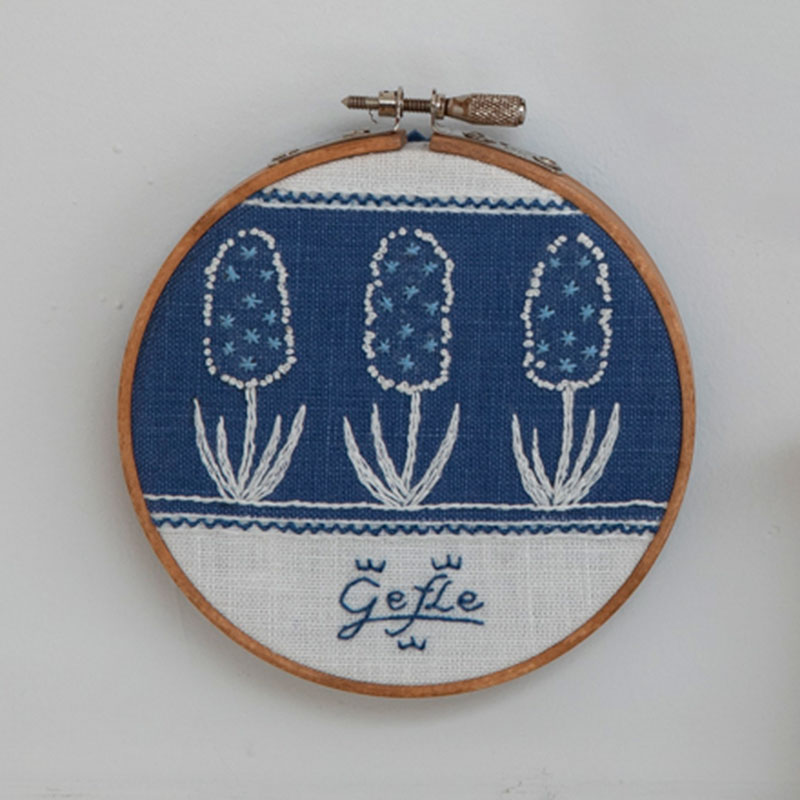 ゲフレ、青いヒヤシンス?『青木和子の小さな刺しゅうの旅』刺しゅうキットシリーズ