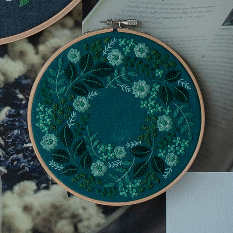 刺繍枠 小花のリース 『yulaの刺繍 草花の処方箋』刺しゅうキットシリーズ