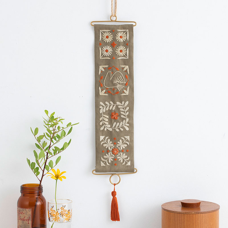 タイル模様のベルプル?『刺繍で描く植物模様』刺しゅうキットシリーズ