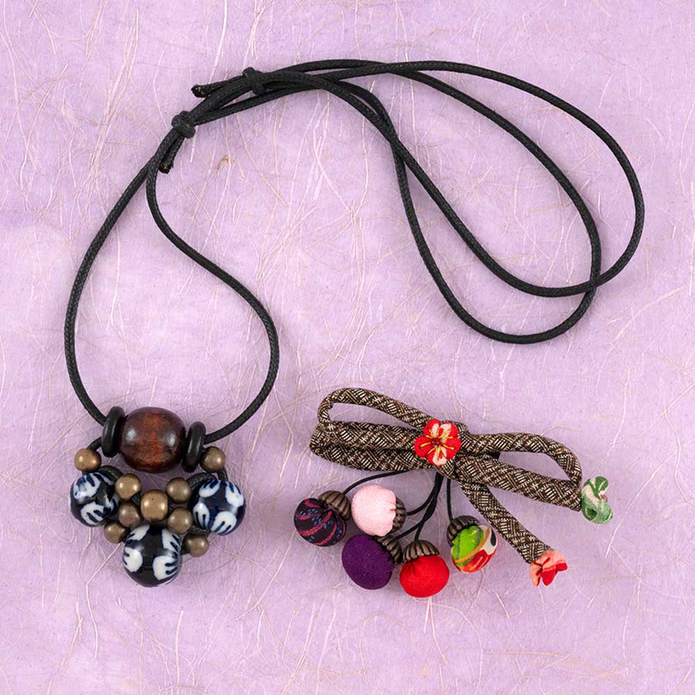 陶器玉ネックレスとどんぐりブローチ