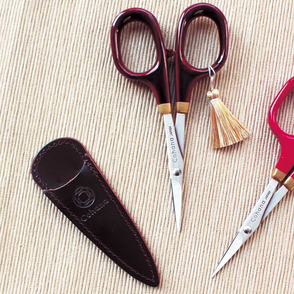 漆と金蒔絵の小ばさみ　［溜塗り］