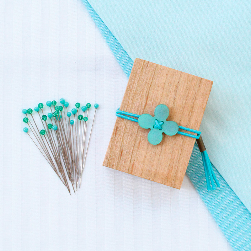 木箱入り待針　貝釦の帯留め　みずあさぎ