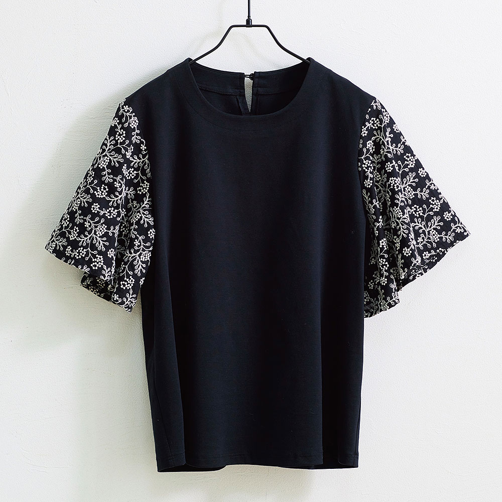 異素材フレア袖のベーシックTシャツ［黒］～『気どらず楽しむ、私らしいおしゃれ服』表紙掲載作品