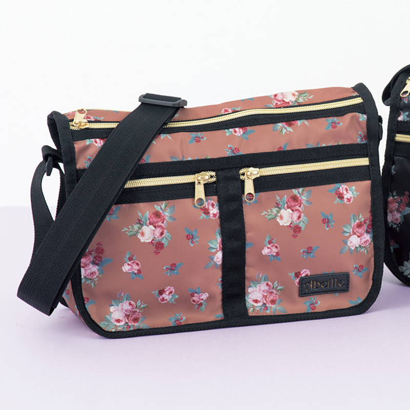 ショルダーバッグ　ブラウン