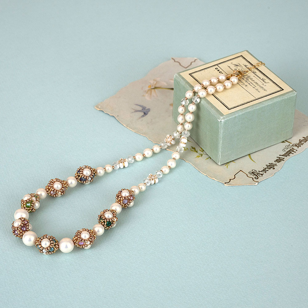 ペールカラープチボールのネックレス