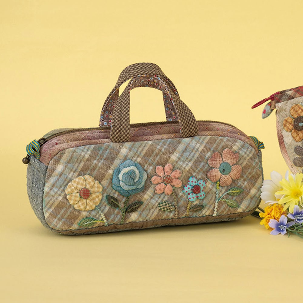 お花のアップリケの横長ポーチ