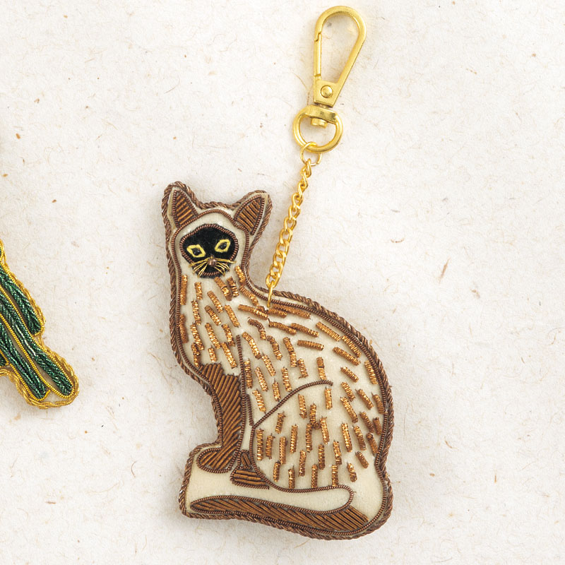 ザリ刺繍のキーホルダー［ネコ］