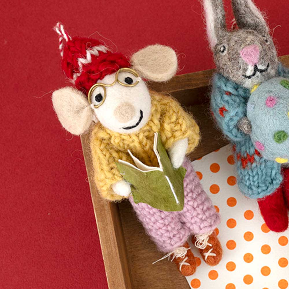 フェルトオーナメント［読書ネズミ］