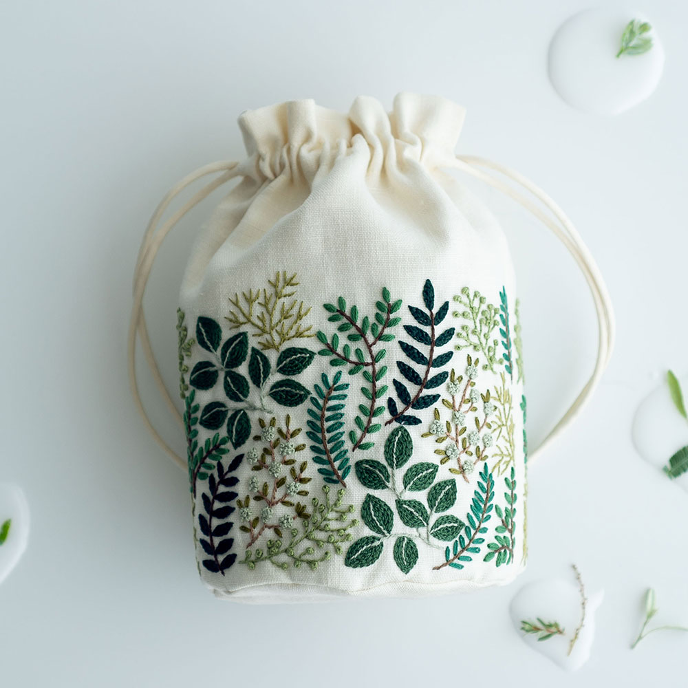 丸底巾着［グリーンリーブス］ 『yulaの幸せの刺繍』刺しゅうキットシリーズ