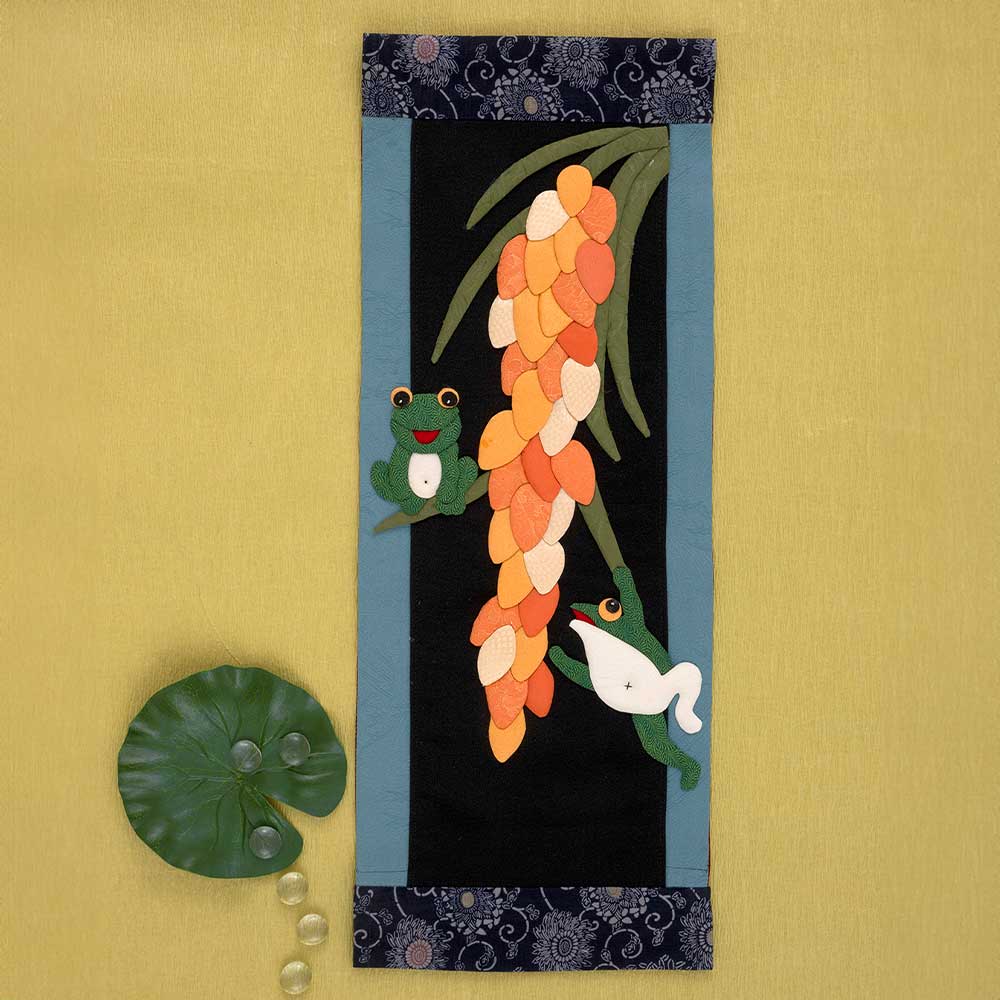 稲穂とカエルのタペストリー