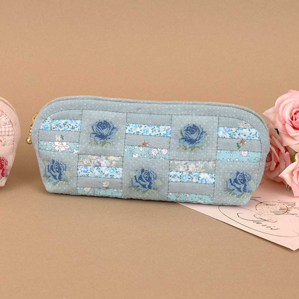 ローズ刺しゅうのペンケース［ブルー］