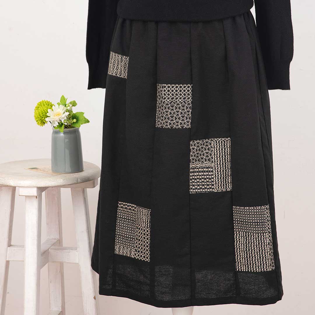 伝統文様柄をあしらったスカート