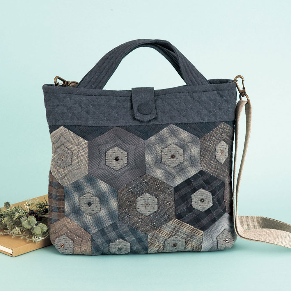 ブルーヘキサゴンのバッグ