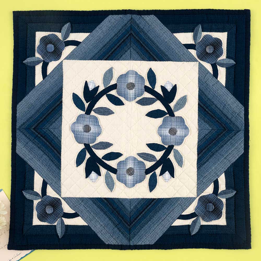 阿波しじら織 フラワーリースのタペストリー