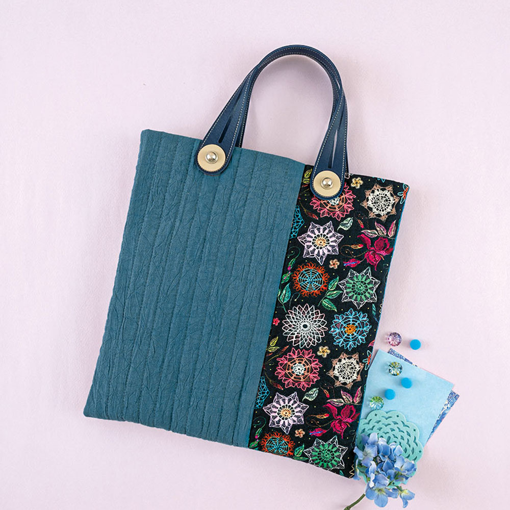 ブルーのバッグ