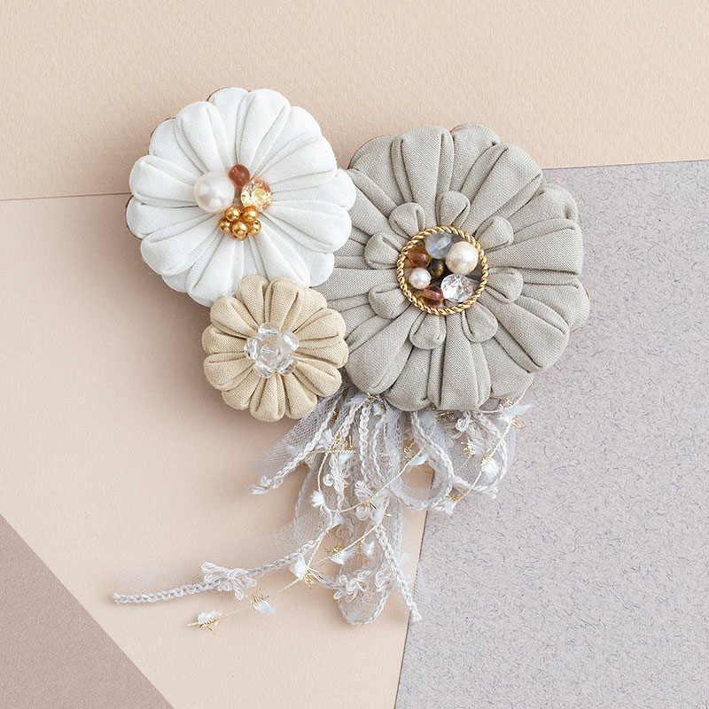 ガーベラのブローチ［ベージュ］