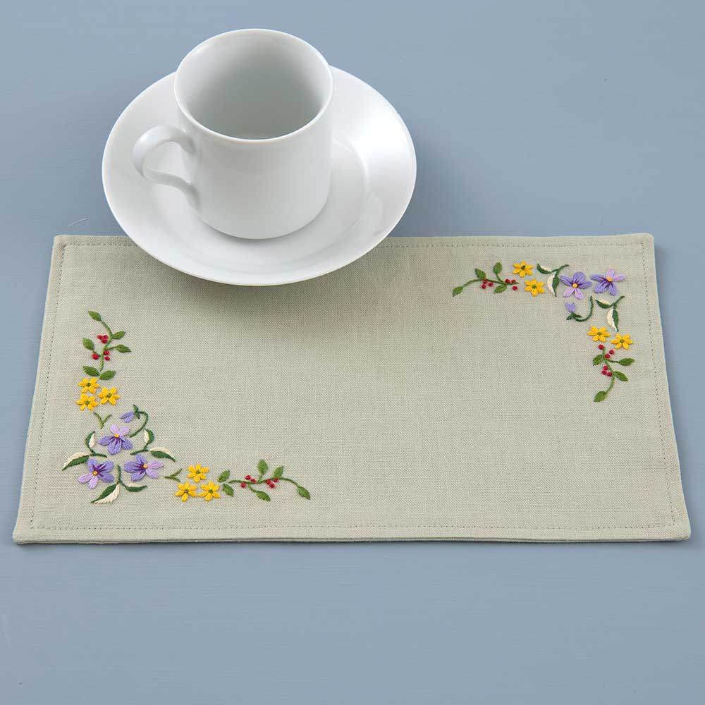 暮らしを彩る花刺繍［クラシカルフラワーのカフェマット］