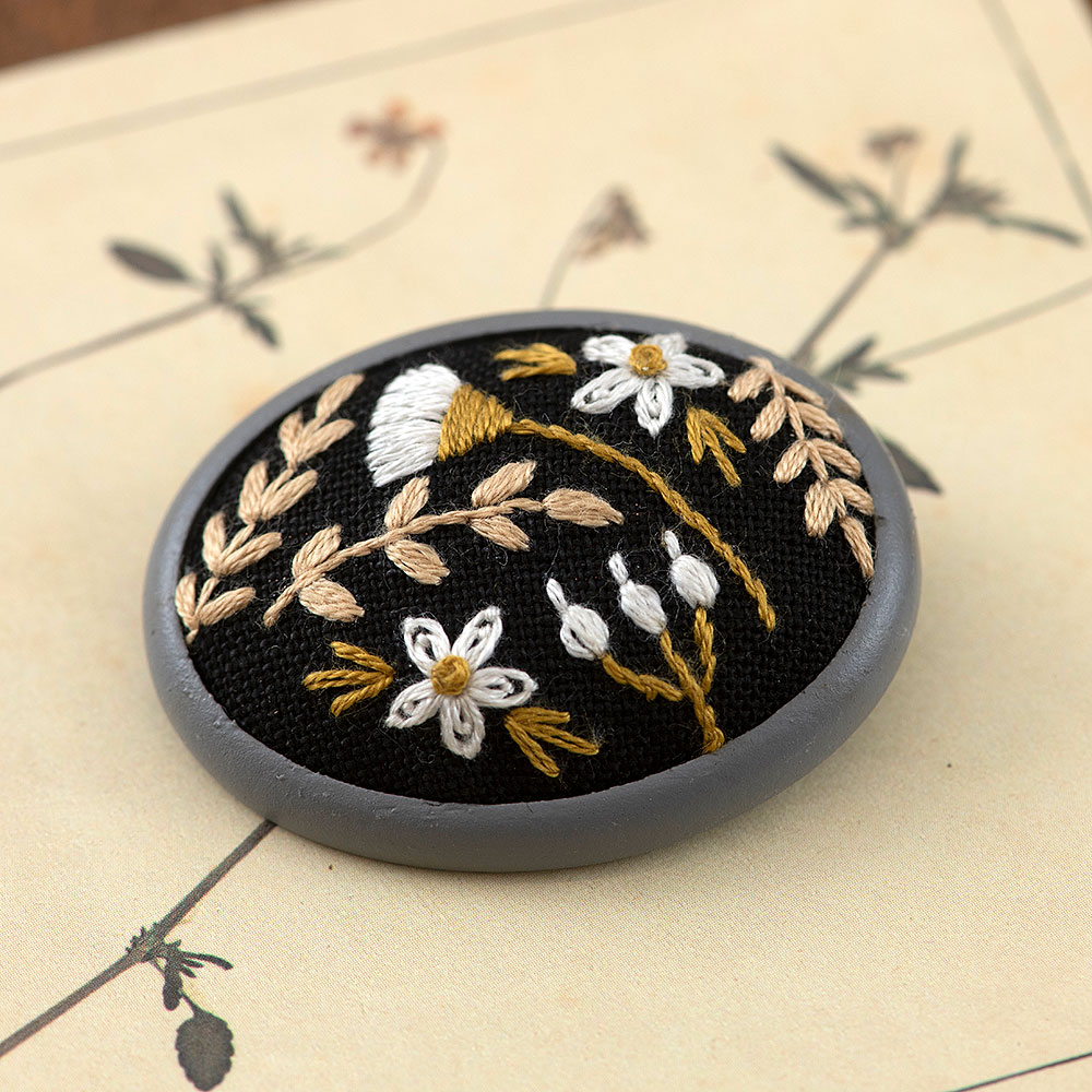 暮らしを彩る花刺繍［木枠の野草ブローチ］
