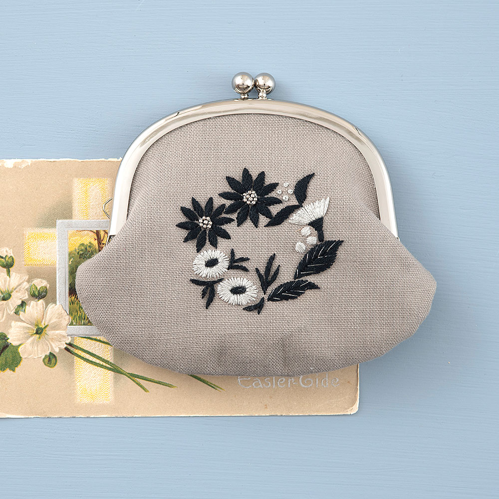 暮らしを彩る花刺繍［ブラックリースのがま口］