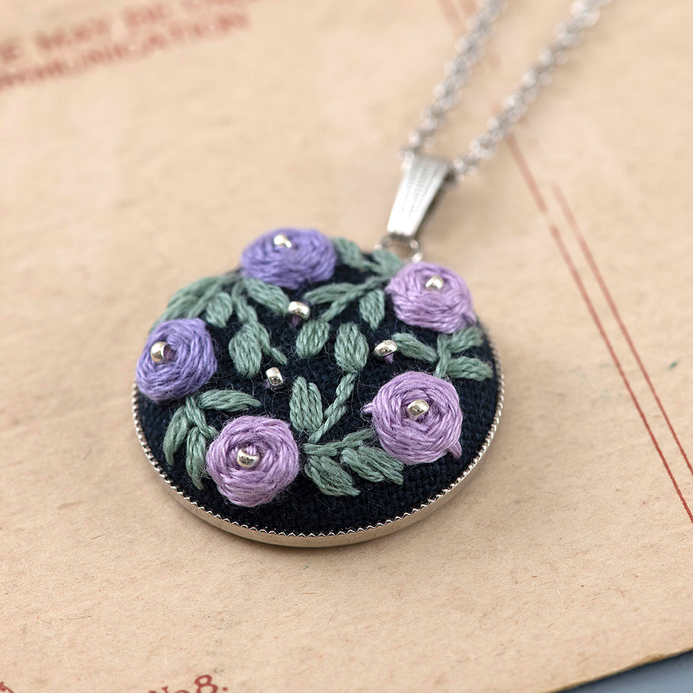 暮らしを彩る花刺繍［ローズのペンダント］