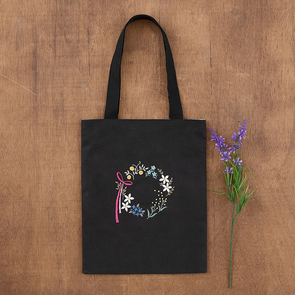 暮らしを彩る花刺繍［フラワーリースのトートバッグ］