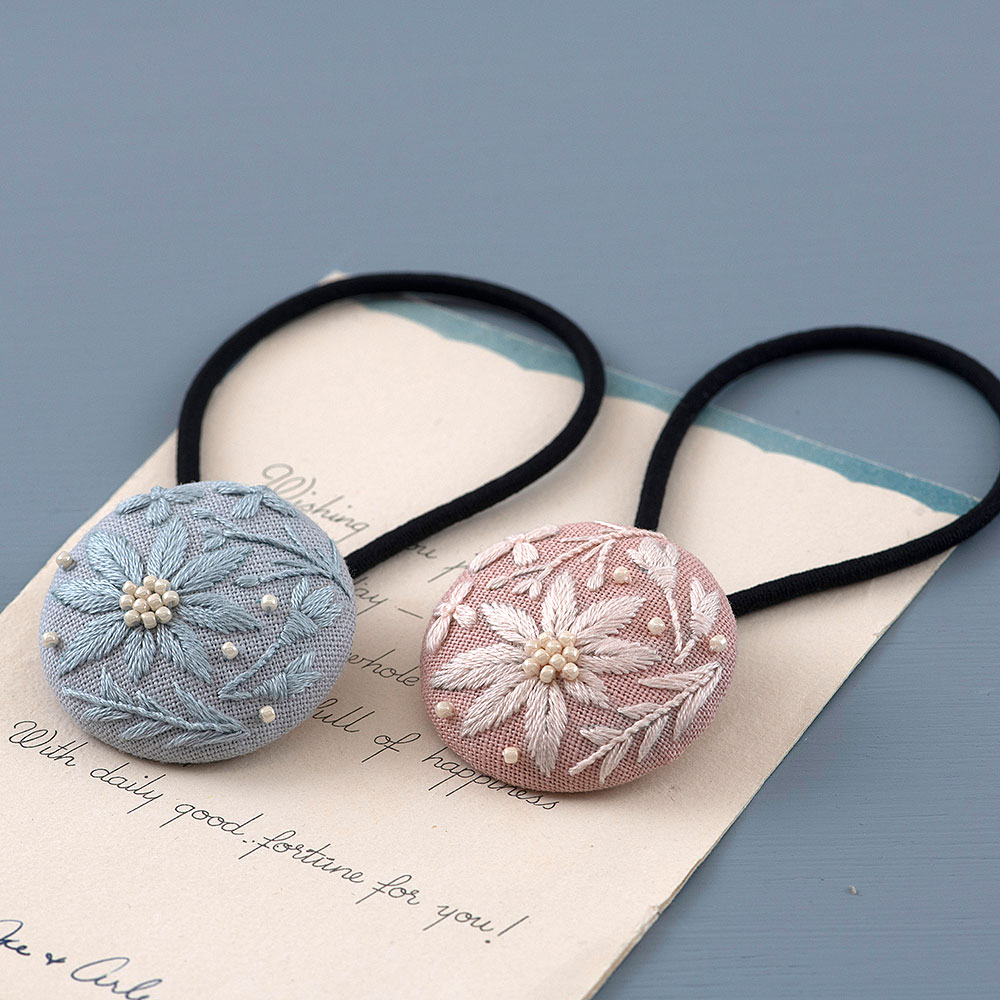 暮らしを彩る花刺繍［一色刺繍の髪飾り2個セット］