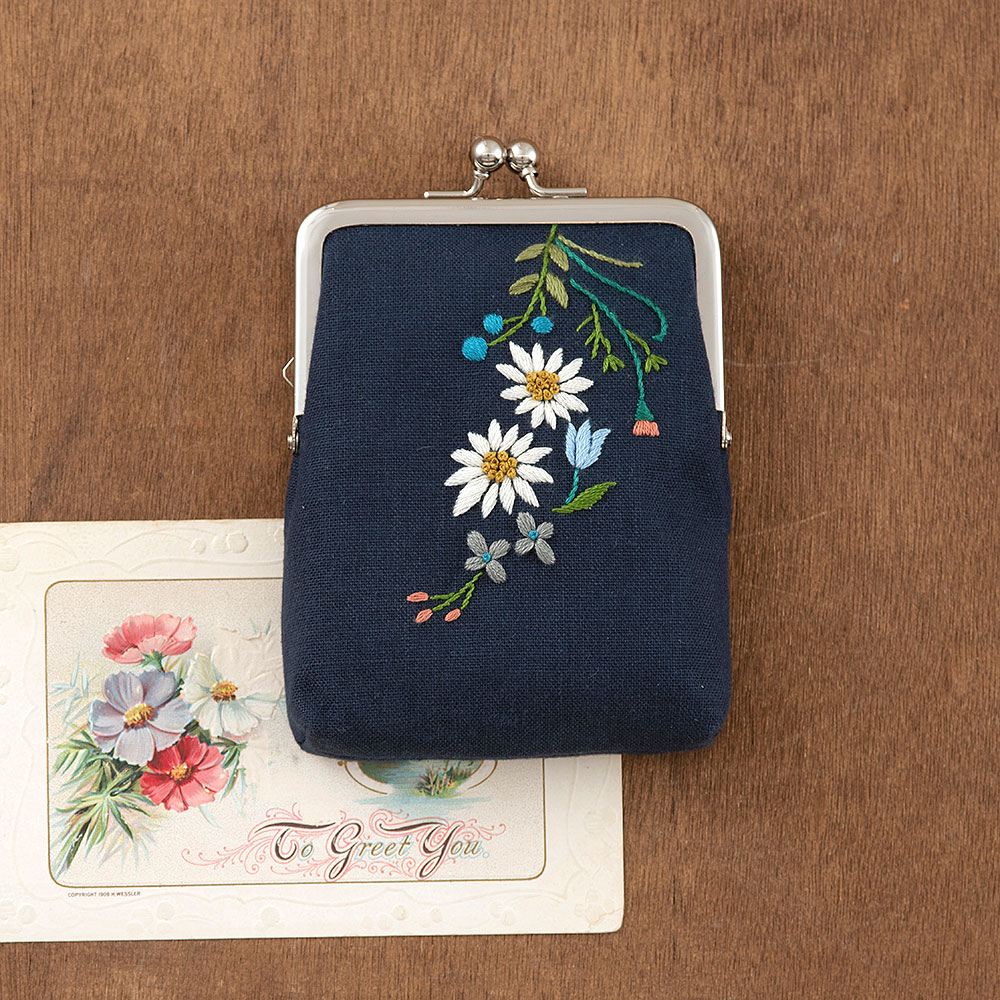 暮らしを彩る花刺繍［野の花の角型がま口］