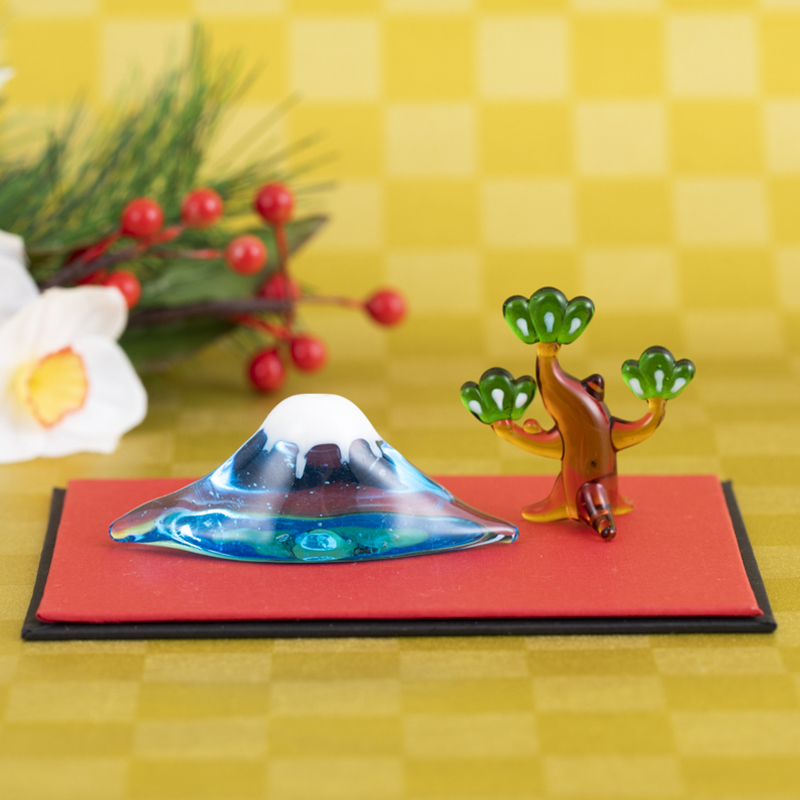 ガラスの富士山と松の木