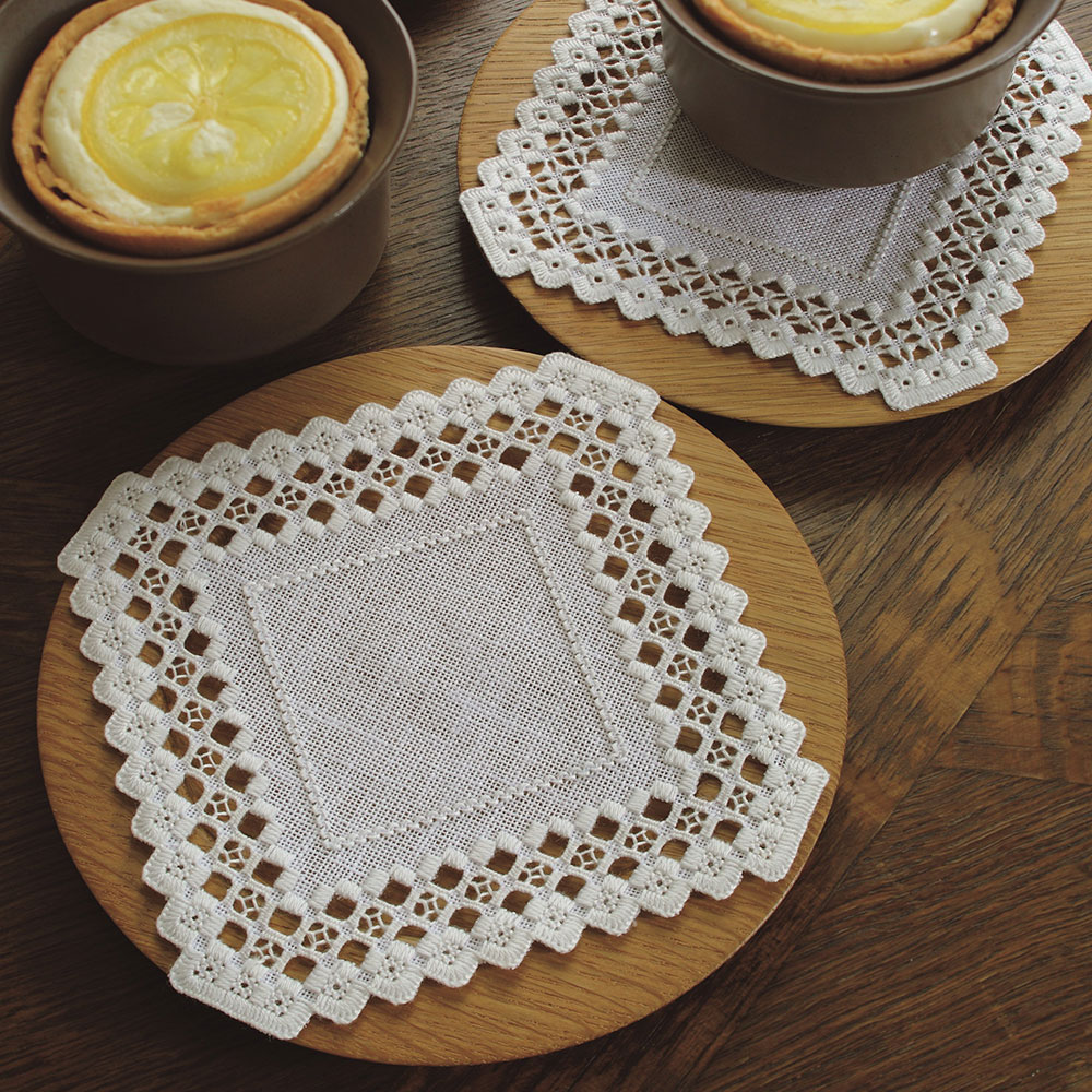 御園二葉さん監修 ハーダンガー刺しゅうの コースター