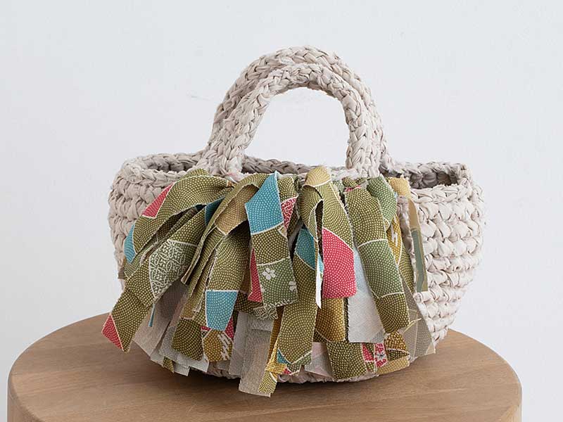 キモノヤーンで飾るミニバッグ［ベージュ×扇柄］